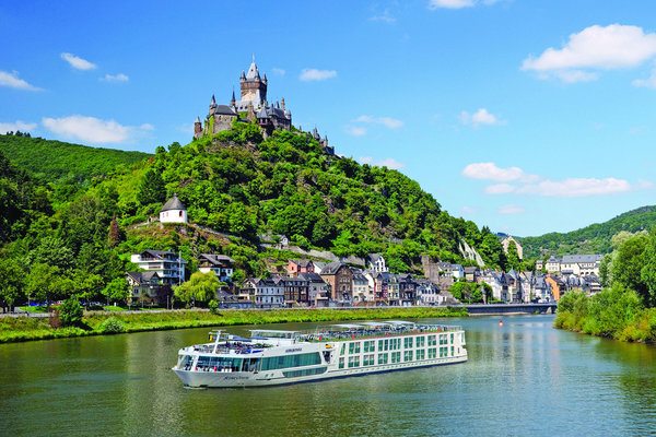 Dọc theo hai bên bờ sông Rhein là những ngọn núi